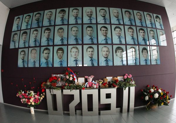 Мемориальная стена в память о членах хоккейного клуба Локомотив Мемориальная стена в память о членах хоккейного клуба Локомотив - Sputnik Армения
