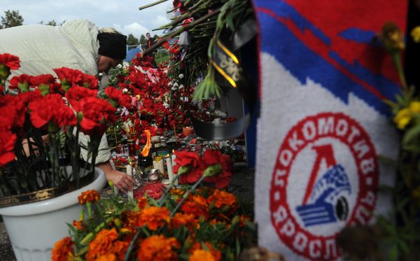 Цветы и свечи в память о погибших хоккеистах ярославского Локомотива у стадиона Арена-2000 Цветы и свечи в память о погибших хоккеистах ярославского Локомотива у стадиона Арена-2000 - Sputnik Армения