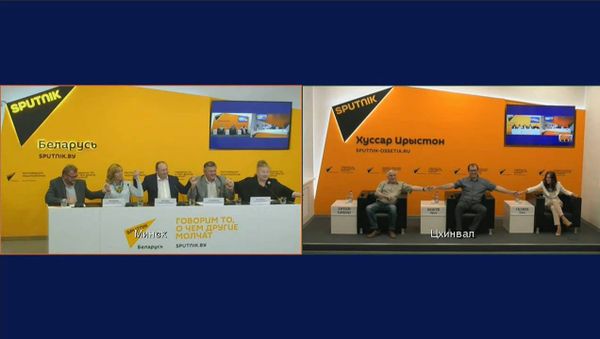 Видеомост Ереван-Минск-Цхинвал на тему Международный день солидарности журналистов - Sputnik Армения
