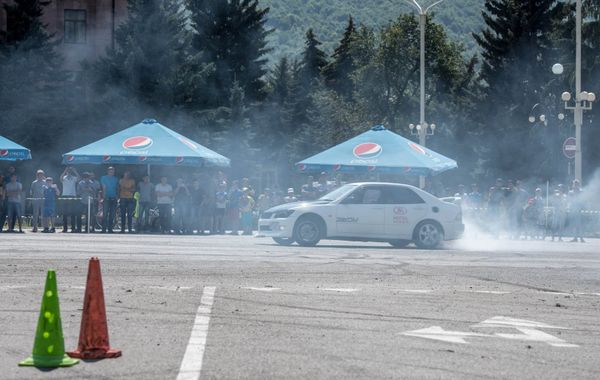 Մրցաշարի մեկնարկը տրված է, վարորդները կատարում են սլալոմ վարժությունը - Sputnik Արմենիա