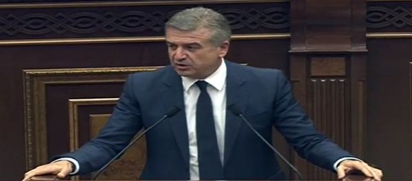 Карен Карапетян в Национальном Собрании РА Карен Карапетян в Национальном Собрании РА - Sputnik Армения
