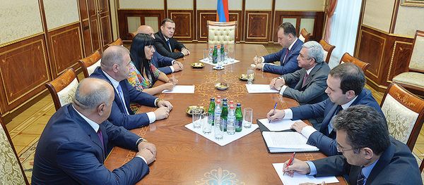 президент Армении Серж Саргсян провел консультации по конституционным реформам с партией Процветающая Армения - Sputnik Армения