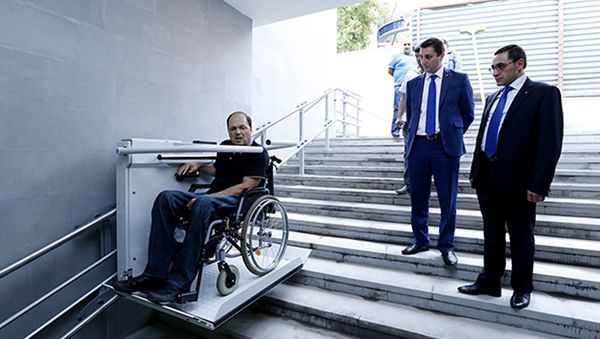подъемник для инвалидов в одном из подземных переходов Еревана - Sputnik Армения