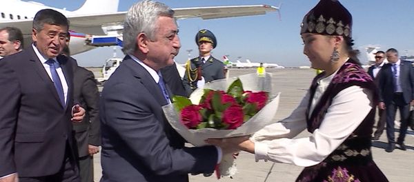 Президент Армении понюхал подаренные розы — кадры из аэропорта Манас Президент Армении понюхал подаренные розы — кадры из аэропорта Манас - Sputnik Армения
