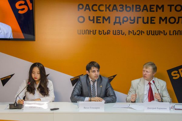 Пресс-конференция, посвященная открытию Первого Евразийского Гражданского Форума Молодежь за общее будущее. Ваган Егиазарян, Дмитрий Кармазин и Оспан Фариза - Sputnik Армения