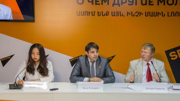 Пресс-конференция, посвященная открытию Первого Евразийского Гражданского Форума Молодежь за общее будущее. Ваган Егиазарян, Дмитрий Кармазин и Оспан Фариза - Sputnik Армения
