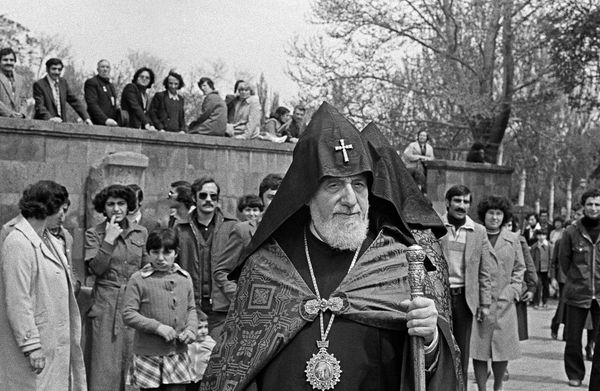 Патриарх и Католикос всех армян Вазген I (первый) (1908-1994) во время торжественного выхода из резиденции Эчмиадзин. Патриарх и Католикос всех армян Вазген I (первый) (1908-1994) во время торжественного выхода из резиденции Эчмиадзин. - Sputnik Армения
