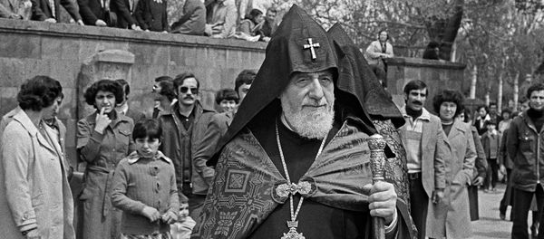 Патриарх и Католикос всех армян Вазген I (первый) (1908-1994) во время торжественного выхода из резиденции Эчмиадзин. Патриарх и Католикос всех армян Вазген I (первый) (1908-1994) во время торжественного выхода из резиденции Эчмиадзин. - Sputnik Армения
