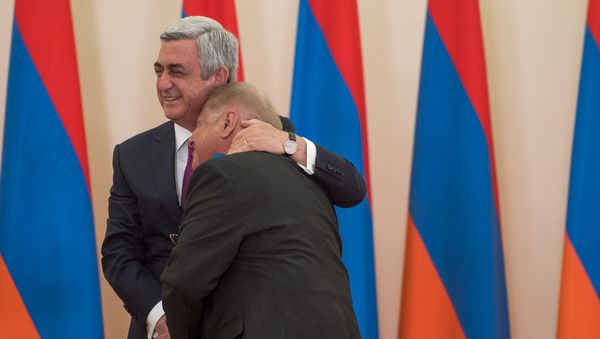 Церемония награждения по случаю 25-й годовщины Независимости Республики Армения в резиденции Президента. Серж Саргсян и Рубен Матевосян - Sputnik Արմենիա