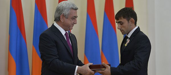 Церемония награждения по случаю 25-й годовщины Независимости Республики Армения в резиденции Президента. Танкист Рафик Крпеян Церемония награждения по случаю 25-й годовщины Независимости Республики Армения в резиденции Президента. Танкист Рафик Крпеян - Sputnik Армения
