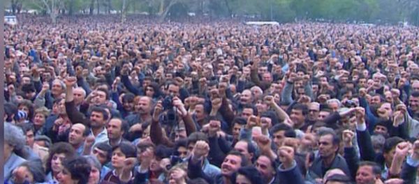 Ми-а-цум: выступление Тельмана Гдляна на площади Свободы во время митинга о независимости 1990 года - архивные кадры Ми-а-цум: выступление Тельмана Гдляна на площади Свободы во время митинга о независимости 1990 года - архивные кадры - Sputnik Армения