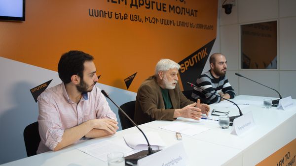 Пресс-коференция, приуроченная к открытию второго Международного фестиваля документальных фильмов «Абрикосовое дерево». Артур Вардикян, Гарегин Закоян и Ваан Хачатрян - Sputnik Армения