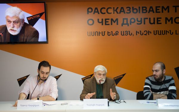 Пресс-коференция, приуроченная к открытию второго Международного фестиваля документальных фильмов «Абрикосовое дерево». Артур Вардикян, Гарегин Закоян и Ваан Хачатрян Пресс-коференция, приуроченная к открытию второго Международного фестиваля документальных фильмов «Абрикосовое дерево». Артур Вардикян, Гарегин Закоян и Ваан Хачатрян - Sputnik Армения