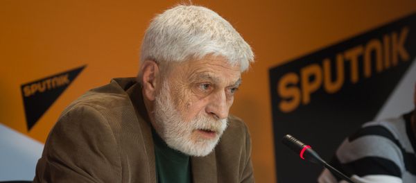 Пресс-коференция, приуроченная к открытию второго Международного фестиваля документальных фильмов «Абрикосовое дерево». Гарегин Закоян Пресс-коференция, приуроченная к открытию второго Международного фестиваля документальных фильмов «Абрикосовое дерево». Гарегин Закоян - Sputnik Армения
