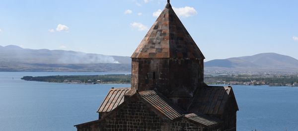 Սևանավանքի վանահայրը պատմում է թերակղզու վրա գտնվող պատմական երկու եկեղեցիների մասին - Sputnik Արմենիա
