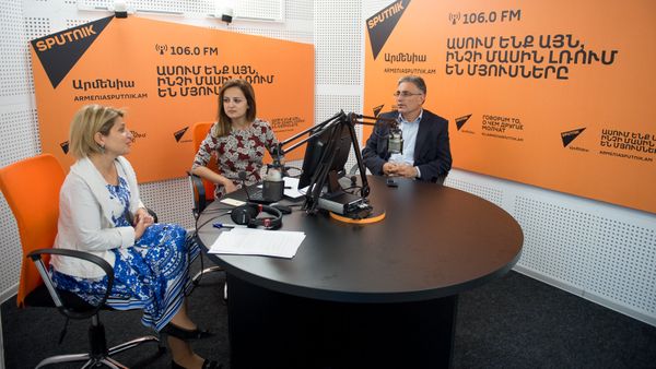 Организатор и учредитель фонда Фестиваль Арени Нуне Манукян и председатель Союза виноделов Армении Аваг Арутюнян в гостях у радио Sputnik Армения - Sputnik Армения