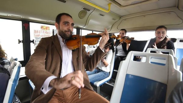 «BUSymphony» նախագծի շրջանակներում նախապես ընտրված վեց երթուղիններում տարբեր ժամերի դասական երաժշտության կենդանի կատարումներ են հնչել - Sputnik Արմենիա