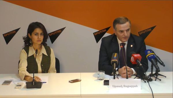ՀՀ Ազգային ժողովի պատգամավոր, ԱԺ արտաքին հարաբերությունների մշտական հանձնաժողովի նախագահ Արտակ Զաքարյանի մամուլի ասուլիսը - Sputnik Արմենիա