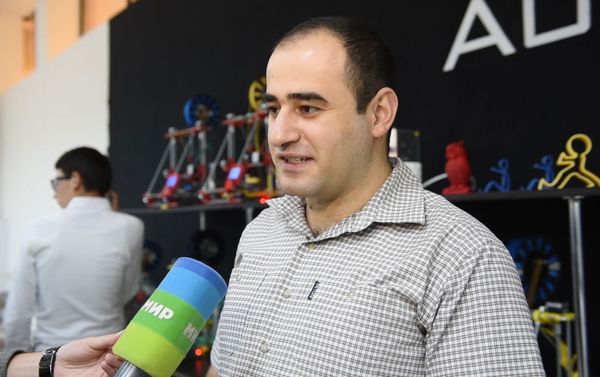 DigitecExpo в Ереване. Ходжабагян Артур из компании OgmentAr представляет на форуме 3D-принтеры - Sputnik Армения