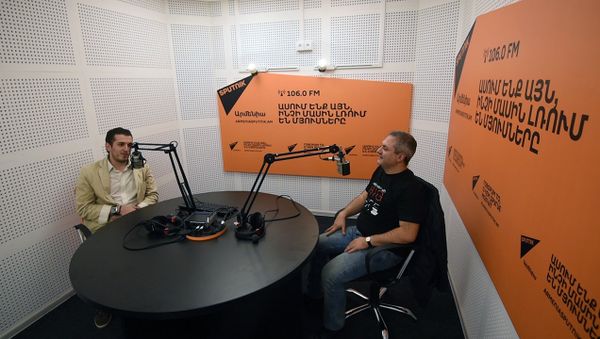 SPUTNIK ԱՐՄԵՆԻԱՅԻ ԵԹԵՐՈՒՄ HIGHFEST ՄԻՋԱԶԳԱՅԻՆ ԹԱՏԵՐԱԿԱՆ ՓԱՌԱՏՈՆԻ ՏՆՕՐԵՆ ԱՐԹՈՒՐ ՂՈՒԿԱՍՅԱՆԸ ՊԱՏՄՈՒՄ Է ՄԵԿՆԱՐԿՈՂ 14-ՐԴ ՓԱՌԱՏՈՆԻ ՄԱՍԻՆ - Sputnik Արմենիա