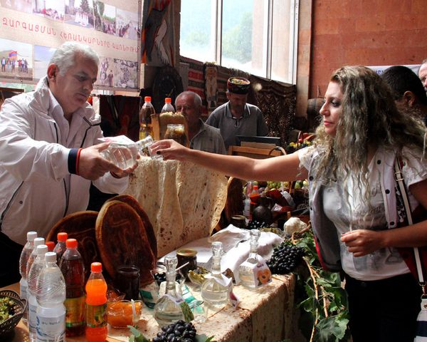 Сувениры и гобелены – на фестивале «Культурный ренессанс» - Sputnik Армения