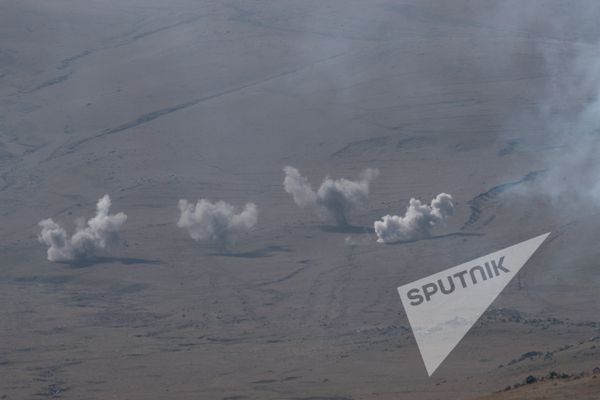 Заградительный огонь артиллерийских установок Д-30 - Sputnik Армения