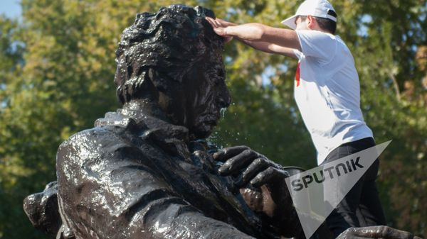 Волонтеры помыли памятники Еревана в рамках 2798-летия “Эребуни-Ереван”  - Sputnik Армения