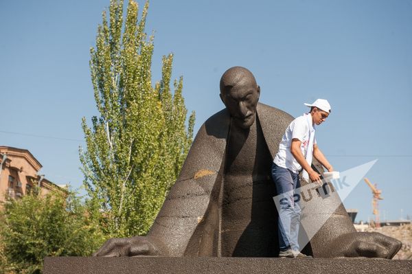 Волонтеры помыли памятники Еревана в рамках 2798-летия “Эребуни-Ереван” - Sputnik Армения
