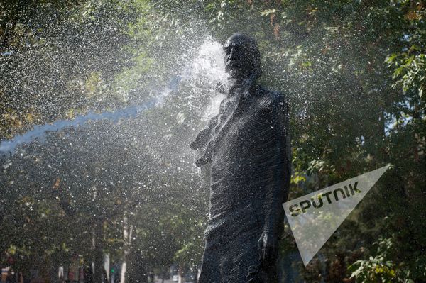 Волонтеры помыли памятники Еревана в рамках 2798-летия “Эребуни-Ереван” - Sputnik Армения