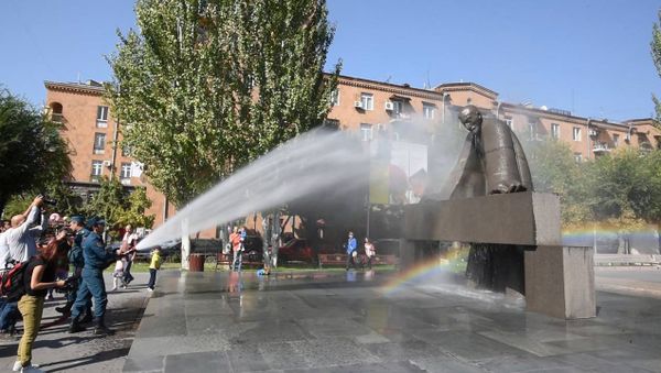 Հայաստանի մայրաքաղաքի հուշարձանները լվացվեցին Երևանի տոնի առթիվ - Sputnik Արմենիա