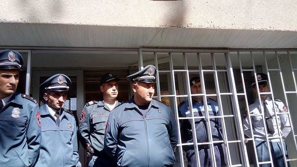 Гюмрийцы оспаривают результаты выборов   - Sputnik Արմենիա
