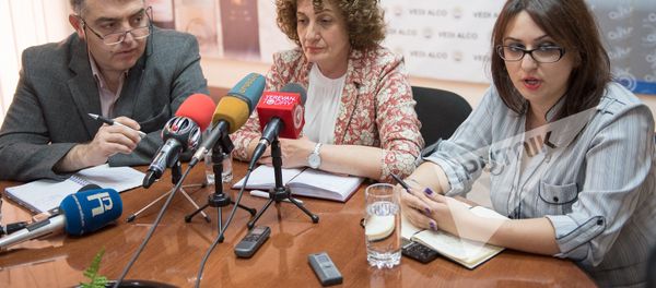 Армен Бежанян, Маргарита Акопян и Нуне Григорян Армен Бежанян, Маргарита Акопян и Нуне Григорян - Sputnik Армения
