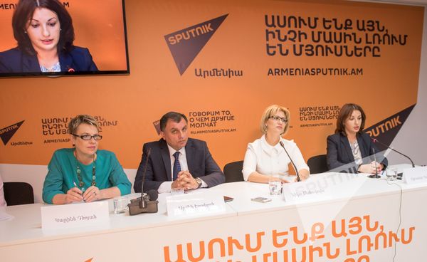 Карине Дноян, Армен Еганян, Ника Манукова и Оксана Дутова в пресс-центре Sputnik Армения - Sputnik Армения