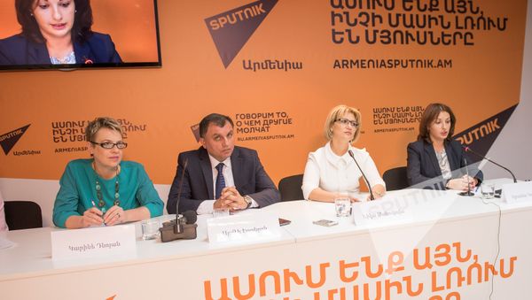 Карине Дноян, Армен Еганян, Ника Манукова и Оксана Дутова в пресс-центре Sputnik Армения - Sputnik Армения