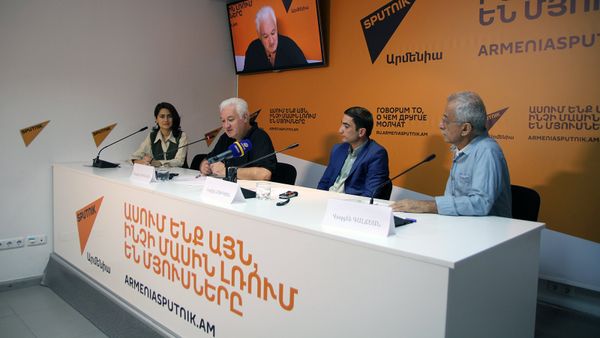 Пресс-конференция, посвященная фильму Солнце не закроешь грязью. Саркис Ацпанян, Наири Охикян и Вазген Калджян - Sputnik Արմենիա