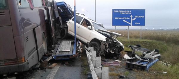 Кадры с места аварии пассажирского автобуса на трассе Беслан-Владикавказ Кадры с места аварии пассажирского автобуса на трассе Беслан-Владикавказ - Sputnik Армения