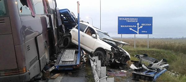 Пассажирский автобус Москва-Ереван врезался в стоящий на дороге грузовик-автовоз - Sputnik Армения