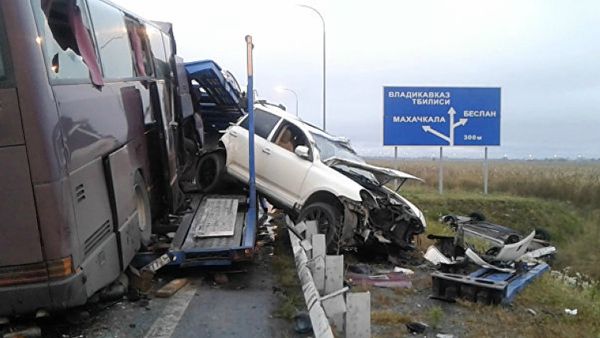 Пассажирский автобус Москва-Ереван врезался в стоящий на дороге грузовик-автовоз - Sputnik Армения