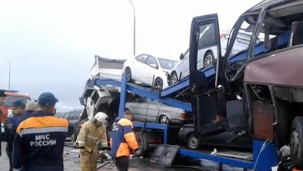 Пассажирский автобус Москва-Ереван врезался в стоящий на дороге грузовик-автовоз - Sputnik Армения