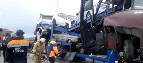 Пассажирский автобус Москва-Ереван врезался в стоящий на дороге грузовик-автовоз - Sputnik Армения