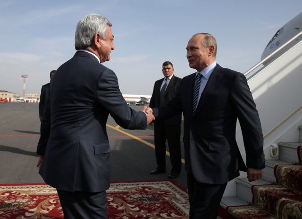 Президент РФ Владимир Путин и президент Армении Серж Саргсян (слева) во время церемонии встречи в аэропорту Звартноц - Sputnik Армения