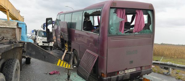 Пассажирский автобус Москва-Ереван врезался в стоящий на дороге грузовик-автовоз - Sputnik Армения