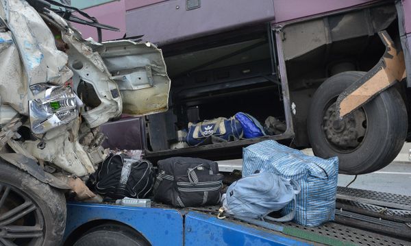 Пассажирский автобус Москва-Ереван врезался в стоящий на дороге грузовик-автовоз - Sputnik Армения