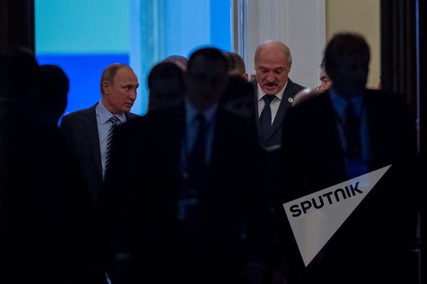 Владимир Путин и Александр Лукашенко на заседании Совета коллективной безопасности ОДКБ в Ереване - Sputnik Армения