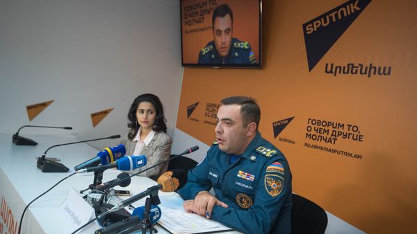 Пресс-конференция замначальника Спасательной службы МЧС Армении, полковника Армана Цолакяна - Sputnik Армения