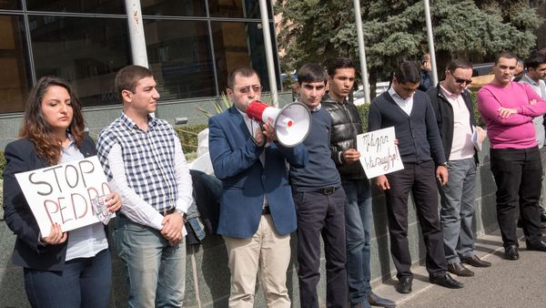 Акция протеста в Ереване с требованием отставки Педро Аграмунта Акция протеста в Ереване с требованием отставки Педро Аграмунта - Sputnik Армения