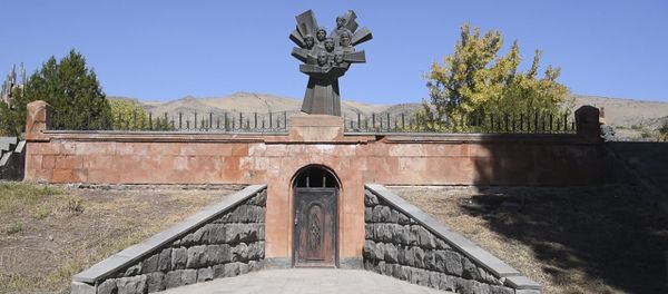 Ուջանի միակ դպրոցի տնօրենը պատմեց, թե ինչպես են տեղադրել Անդրանիկի կիսանդրին - Sputnik Արմենիա