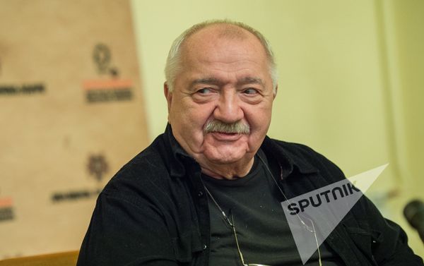 Роберт Стуруа - Sputnik Армения