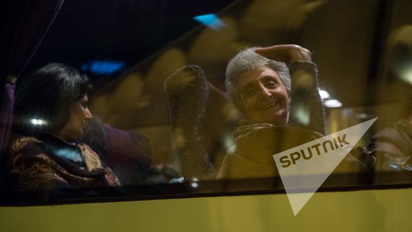 Виген Саргсян и Тарон Маргарян провожают родителей военнослужащих в воинские части - Sputnik Армения