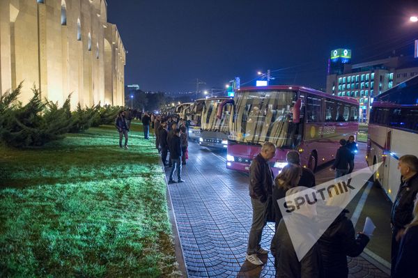 Давид Тоноян и Тарон Маргарян провожают родителей военнослужащих в воинские части - Sputnik Армения